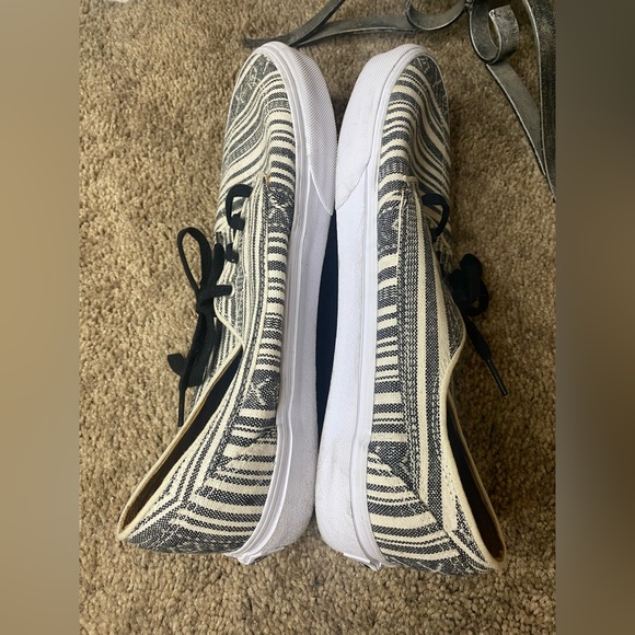 Vans - Picture 2 of 5